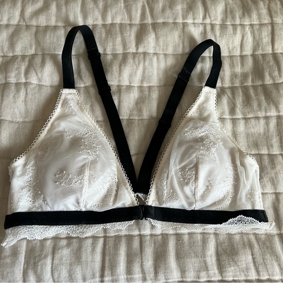 Victoria’s Secret White Chantilly Lace Front Close Triangle Bralette Size Medium - Picture 5 of 15